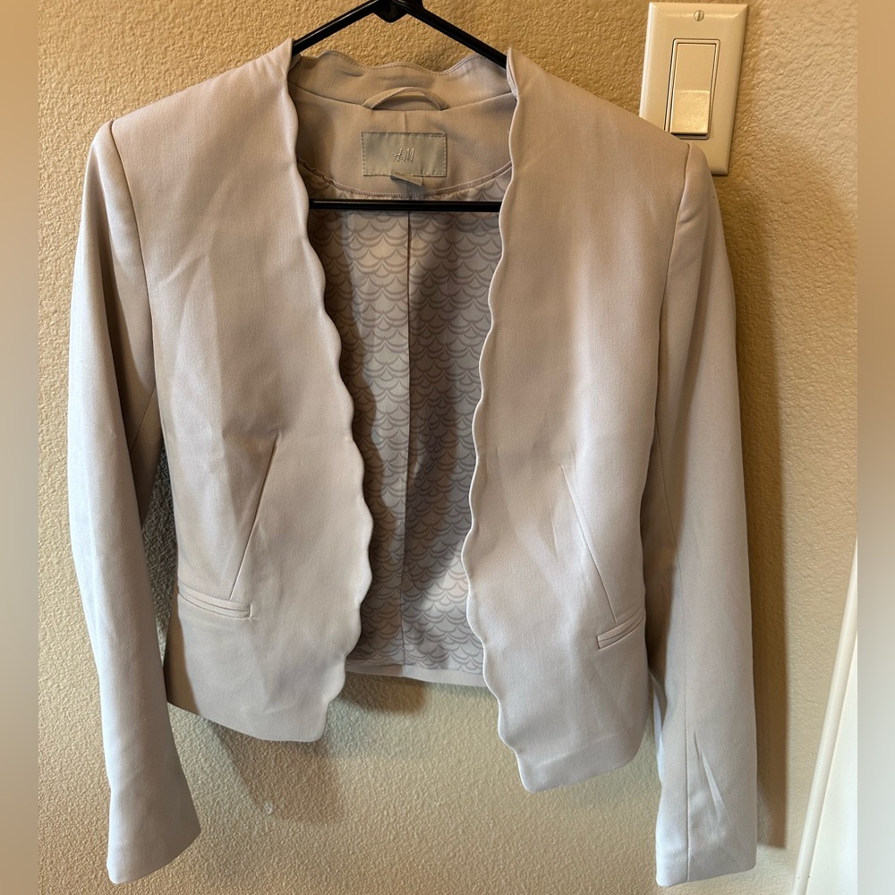 H&M beige blazer. Size 6. Like new condition.
